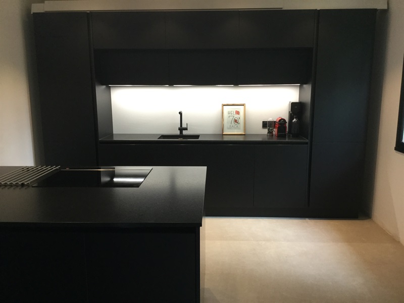 Cuisine ouverte de style contemporain noir à Geveze 1