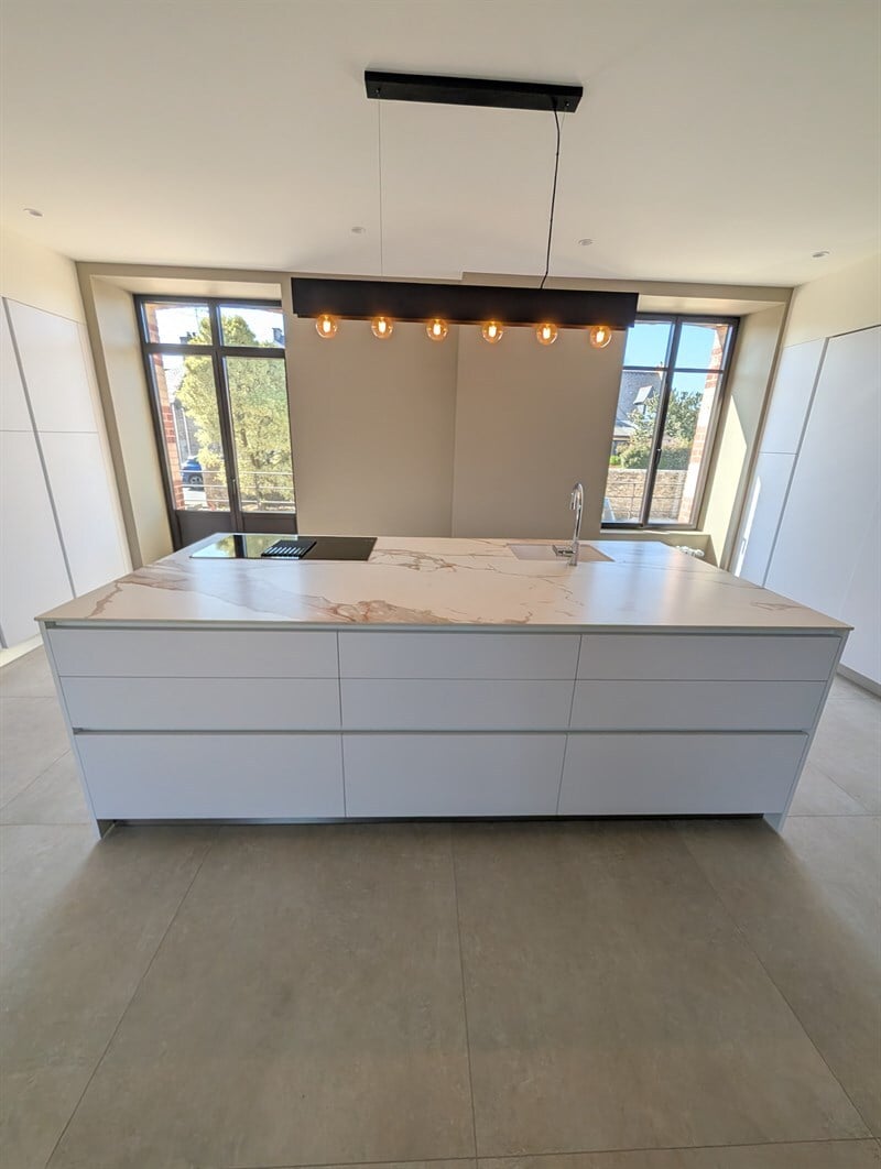 Cuisine ouverte moderne blanc à Saint-Jacut-de-la-Mer | Raison Home - 2