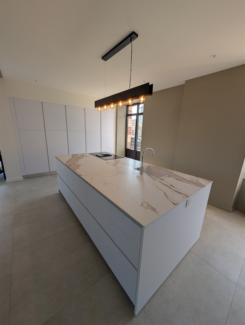 Cuisine ouverte moderne blanc à Saint-Jacut-de-la-Mer | Raison Home - 5