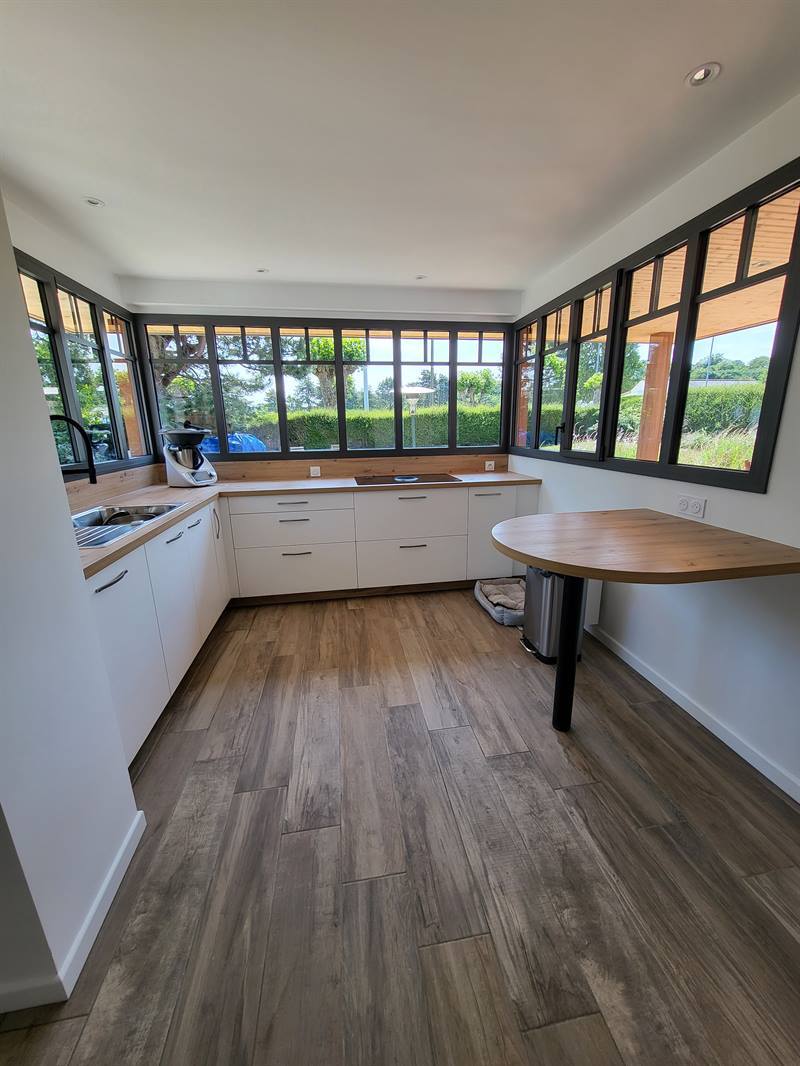 Cuisine en L blanche à St-Cast-le-Guildo | Raison Home - 1