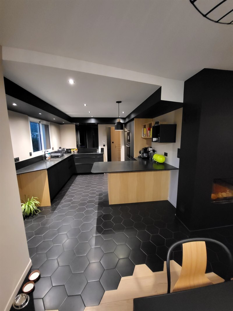 Cuisine moderne bois et noir à Gosne | Raison Home - 1