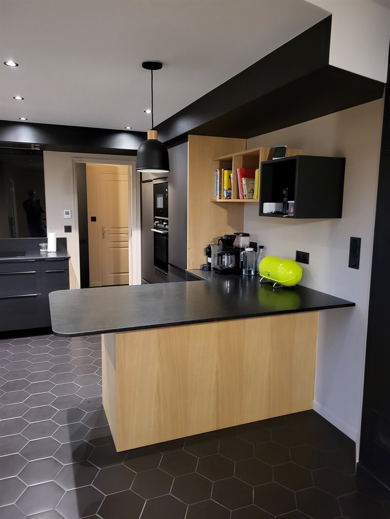 Cuisine moderne bois et noir à Gosne | Raison Home - 2