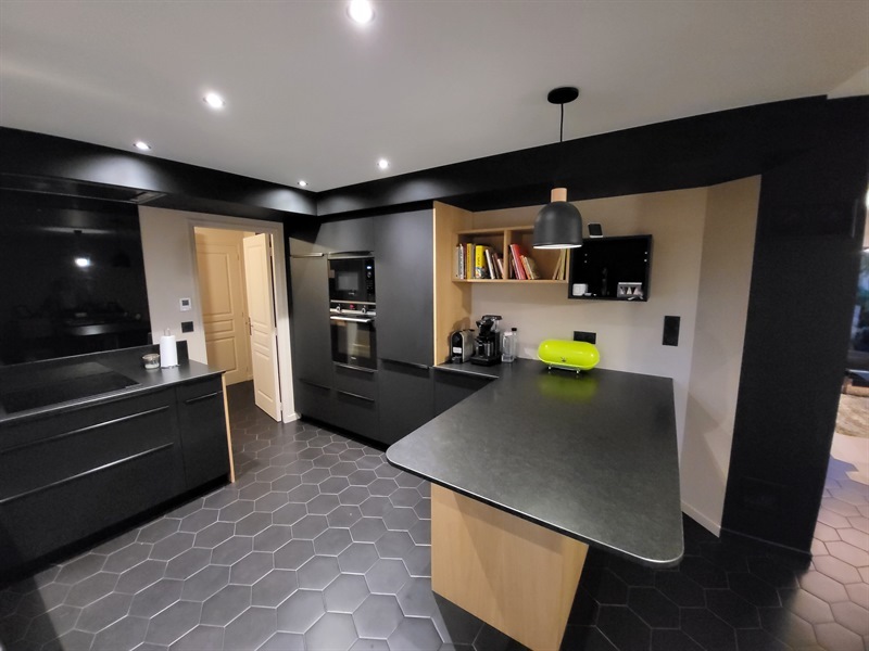 Cuisine moderne bois et noir à Gosne | Raison Home - 3