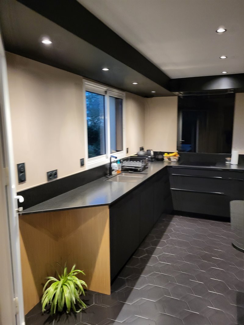 Cuisine moderne bois et noir à Gosne | Raison Home - 4