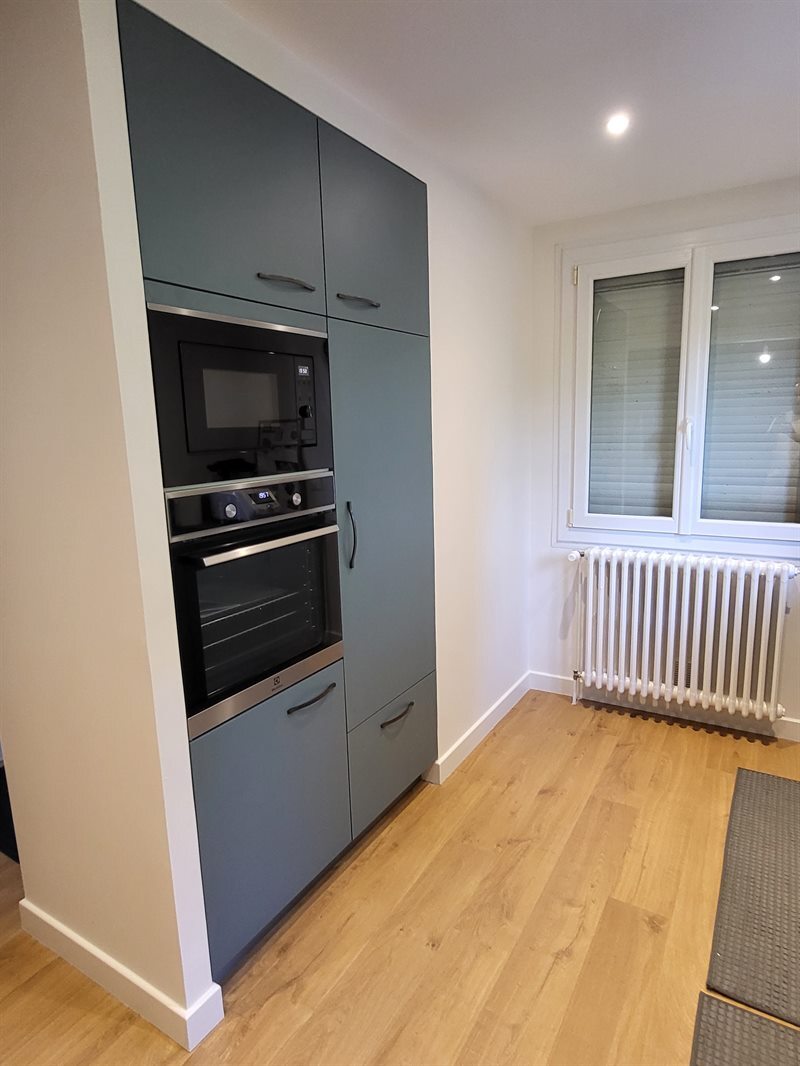 Cuisine ouverte bois et vert à Pace | Raison Home - 4