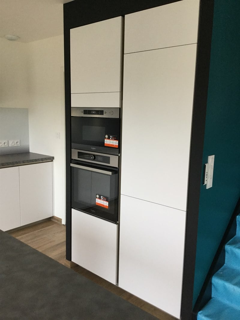 Cuisine ouverte de style moderne blanc à St Erblon | Raison Home - 4