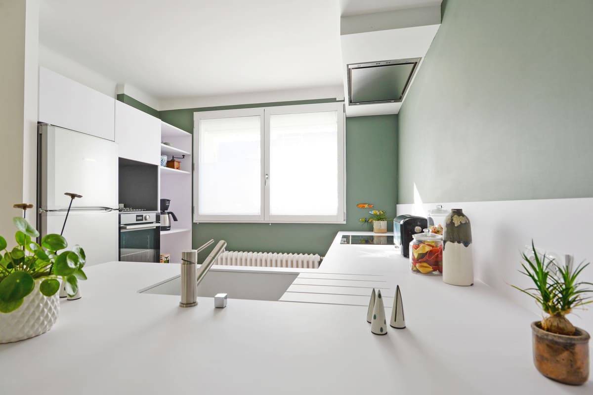 Cuisine moderne blanche avec mur vert émeraude à Nantes | Raison Home - 2