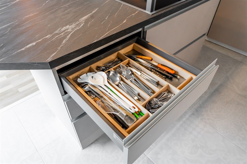 Cuisine moderne grise avec nombreux rangements à Rethel 7