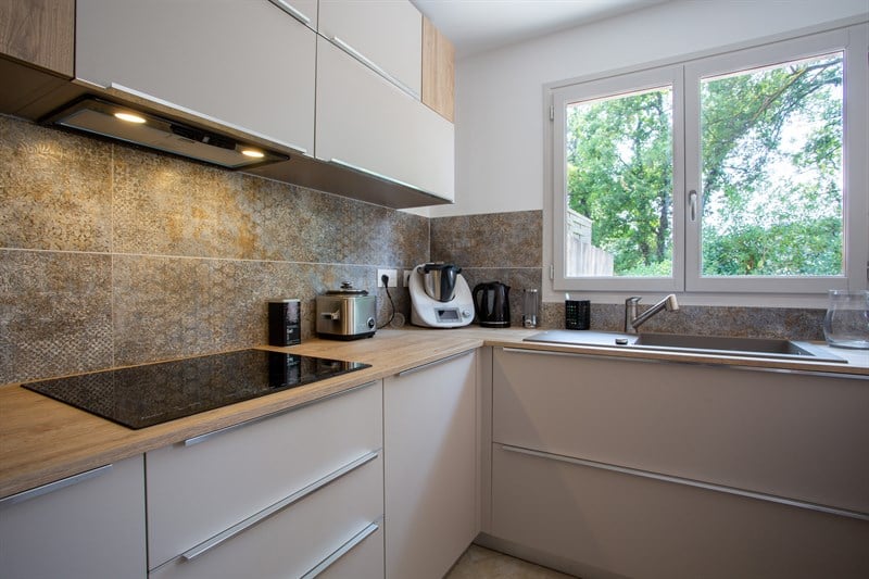 Cuisine ouverte de style contemporain bois et beige 4