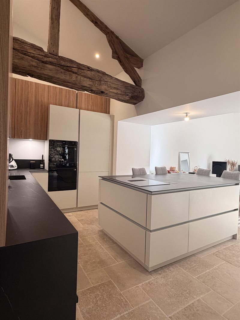 Grande cuisine moderne bois et beige à Orvault | Raison Home - 1