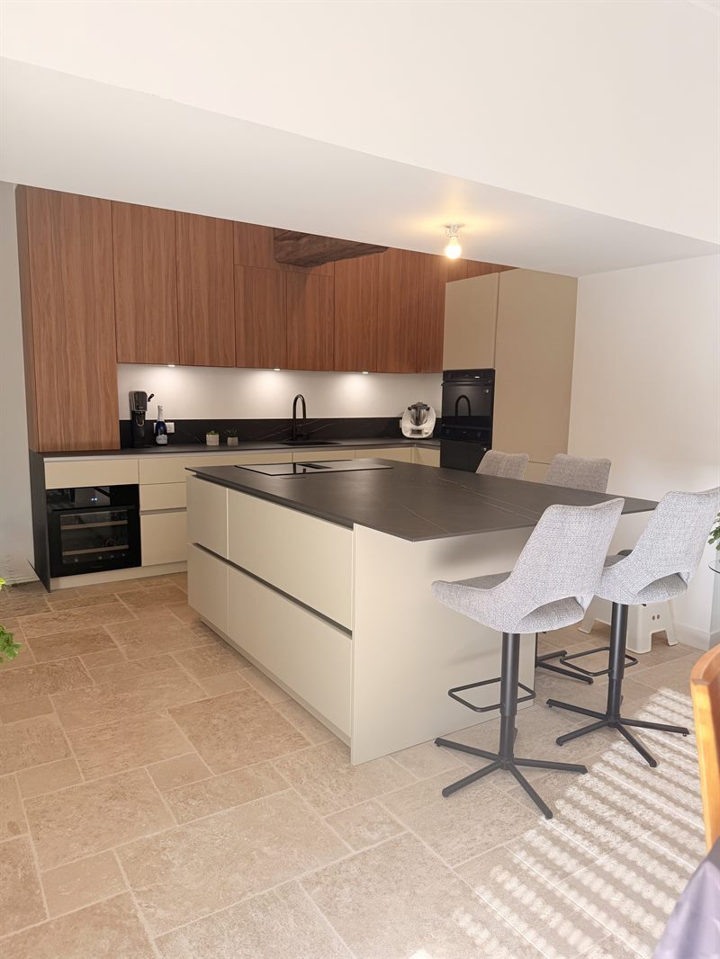Grande cuisine moderne bois et beige à Orvault | Raison Home - 2