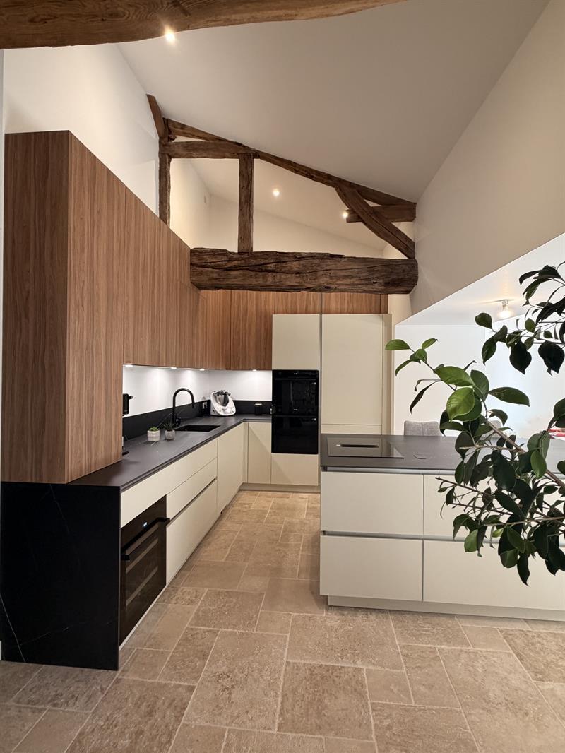 Grande cuisine moderne bois et beige à Orvault | Raison Home - 3