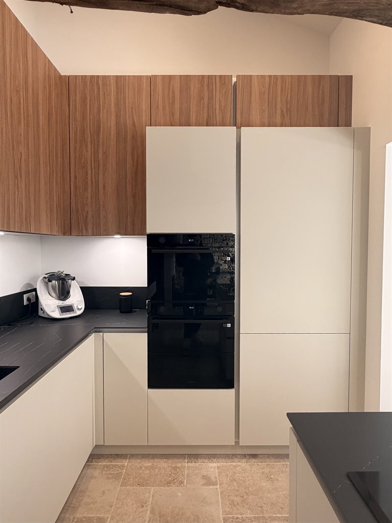 Grande cuisine moderne bois et beige à Orvault | Raison Home - 4