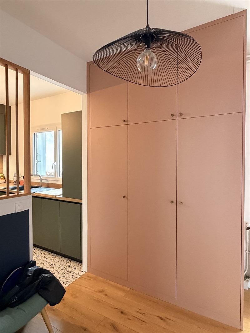 Cuisine de style moderne bois et vert à Nantes | Raison Home - 3