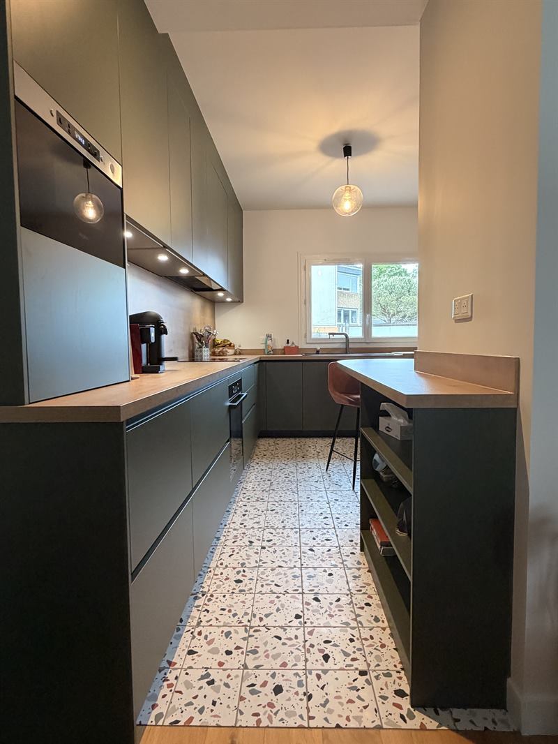 Cuisine de style moderne bois et vert à Nantes | Raison Home - 4