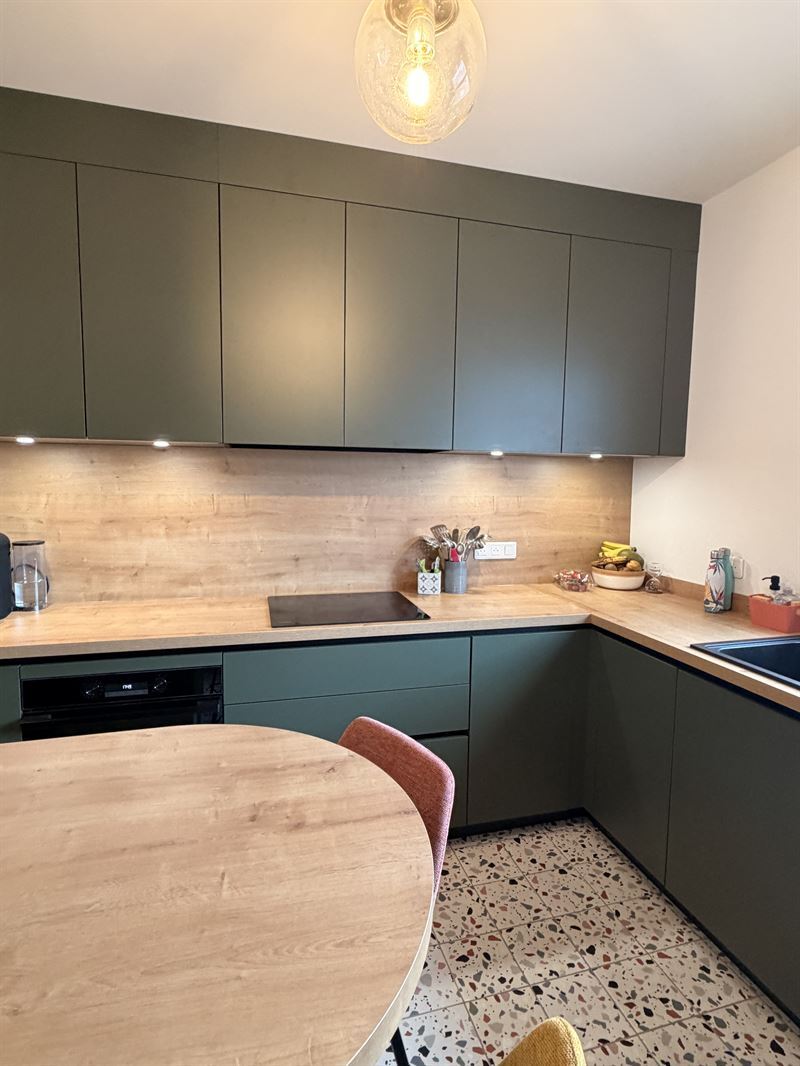 Cuisine de style moderne bois et vert à Nantes | Raison Home - 6