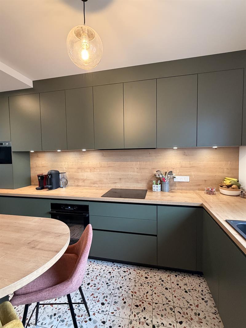 Cuisine de style moderne bois et vert à Nantes | Raison Home - 8