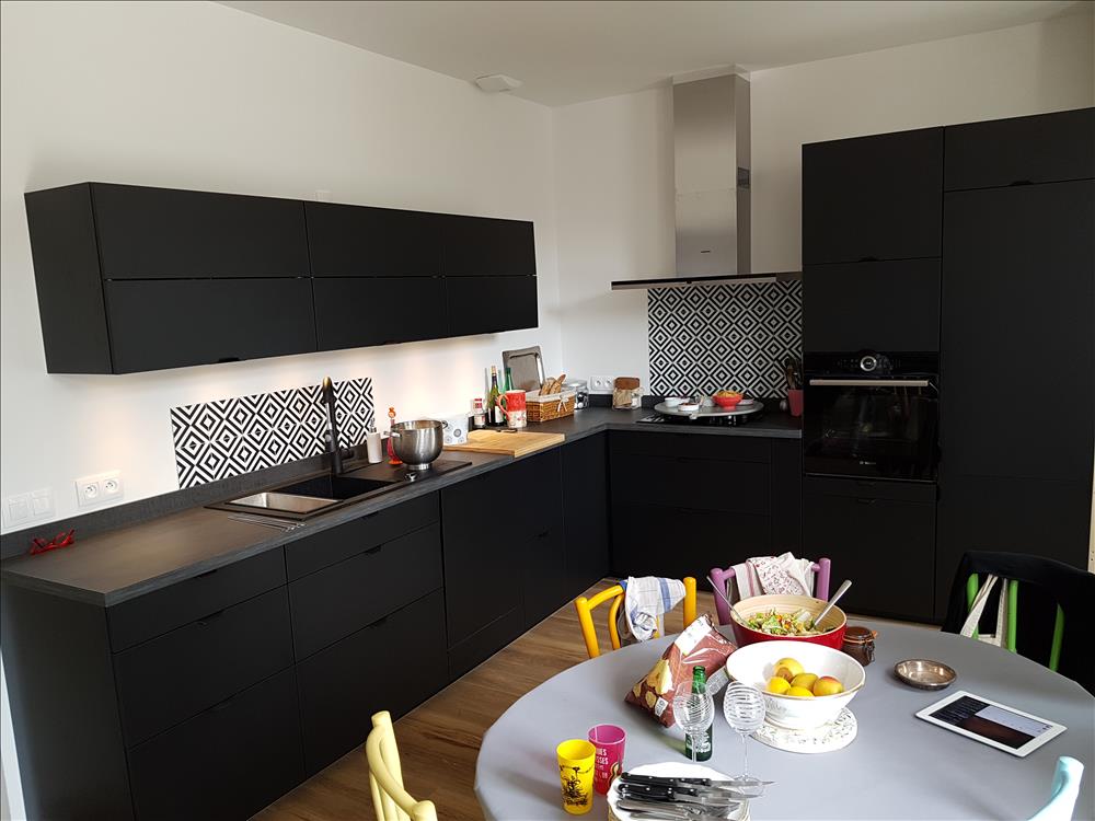 Cuisine ouverte de style contemporain noir à Toulouse | Raison Home - 1