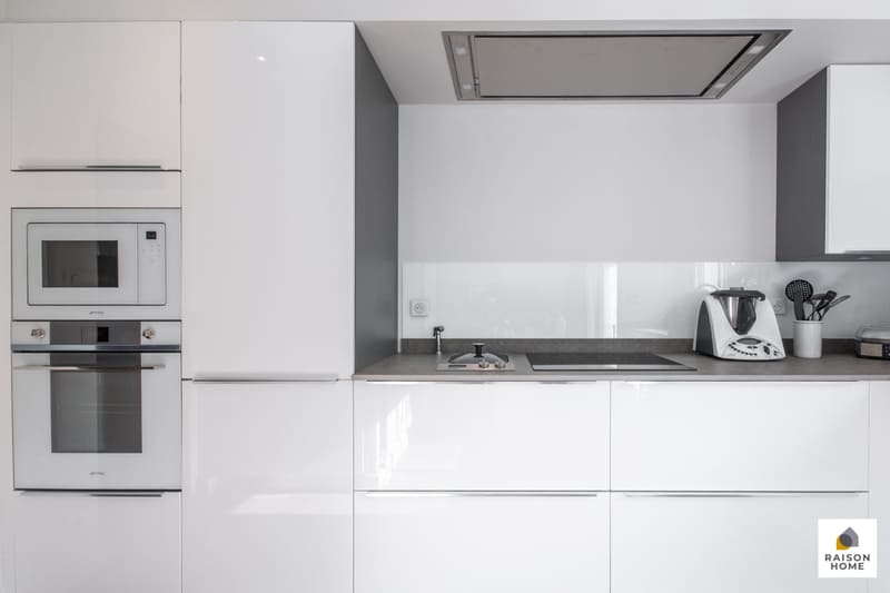 Cuisine moderne équipée blanc brillant à Toulouse | Raison Home - 3