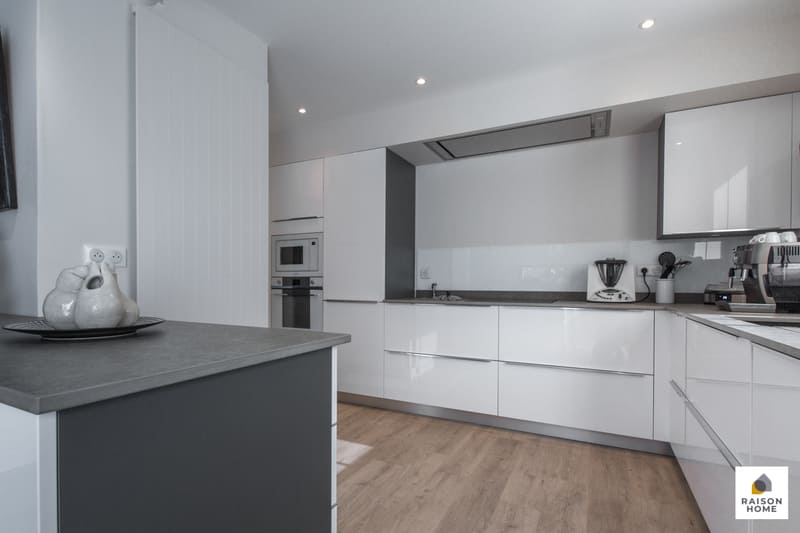 Cuisine moderne équipée blanc brillant à Toulouse | Raison Home - 6