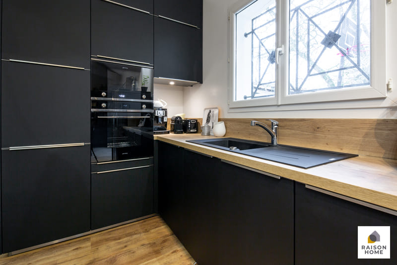 Cuisine moderne noire avec verrière à Monbrun | Raison Home - 2