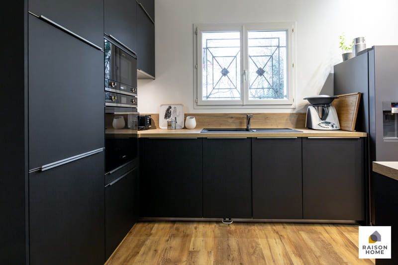 Cuisine moderne noire avec verrière à Monbrun | Raison Home - 3