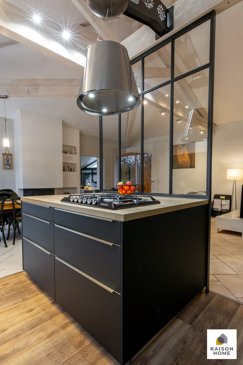 Cuisine moderne noire avec verrière à Monbrun | Raison Home - 5