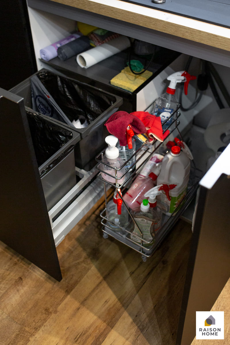 Une cuisine noire et bois avec grande verrière miroir et frigo américain,  fabriquée sur mesure et installée près de Paris - Yana'Oz