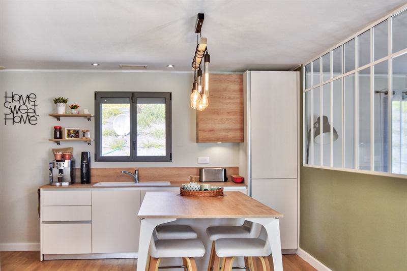 Cuisine contemporaine blanc et bois avec verrière à Saint-Maurin | Raison Home - 3