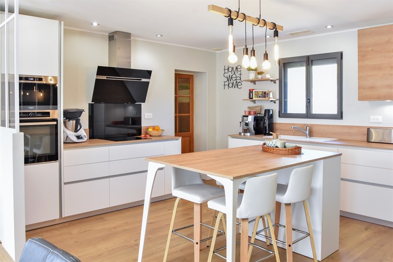 Cuisine contemporaine blanc et bois avec verrière à Saint-Maurin | Raison Home - 4