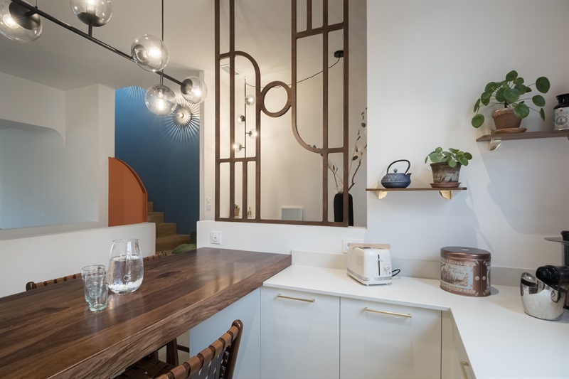 Cuisine ouverte de style moderne céramique et blanc 3
