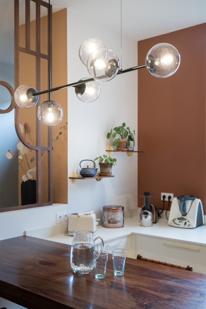 Cuisine ouverte de style moderne céramique et blanc 4