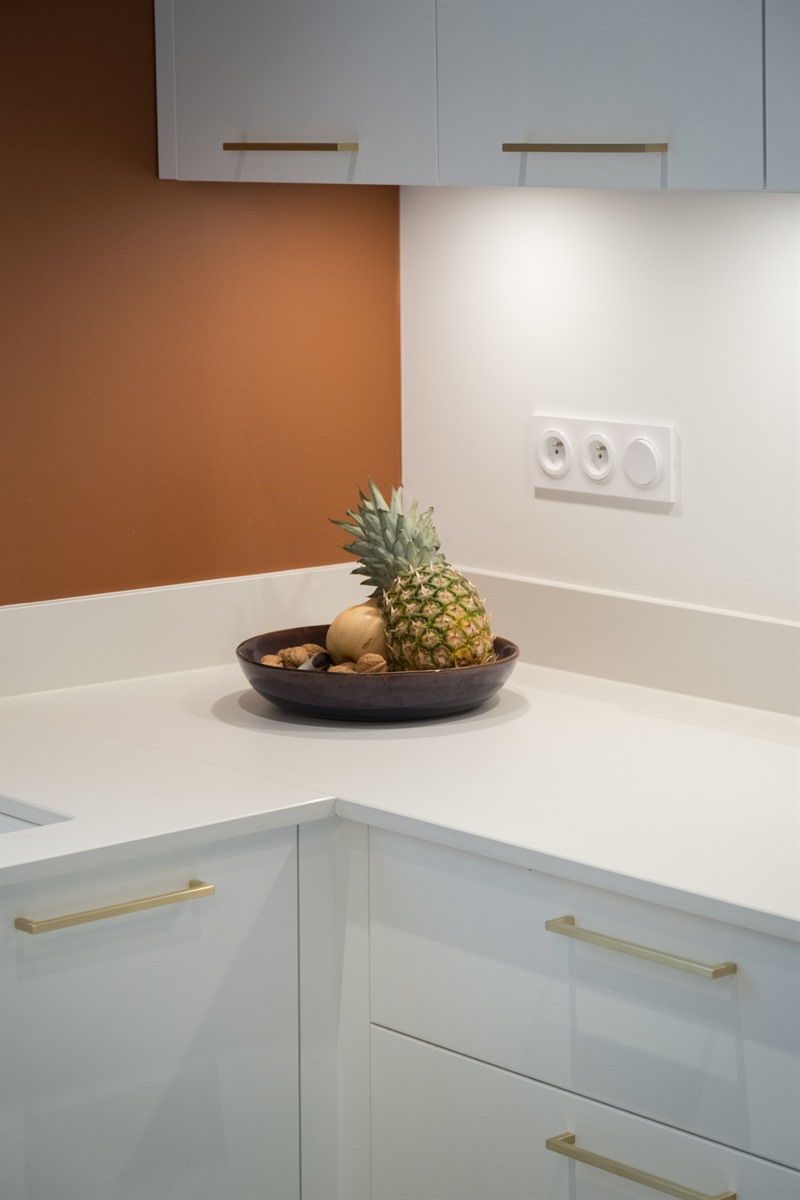 Cuisine ouverte de style moderne céramique et blanc 10