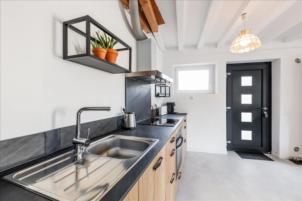 Contemporary black and wood kitchen 5