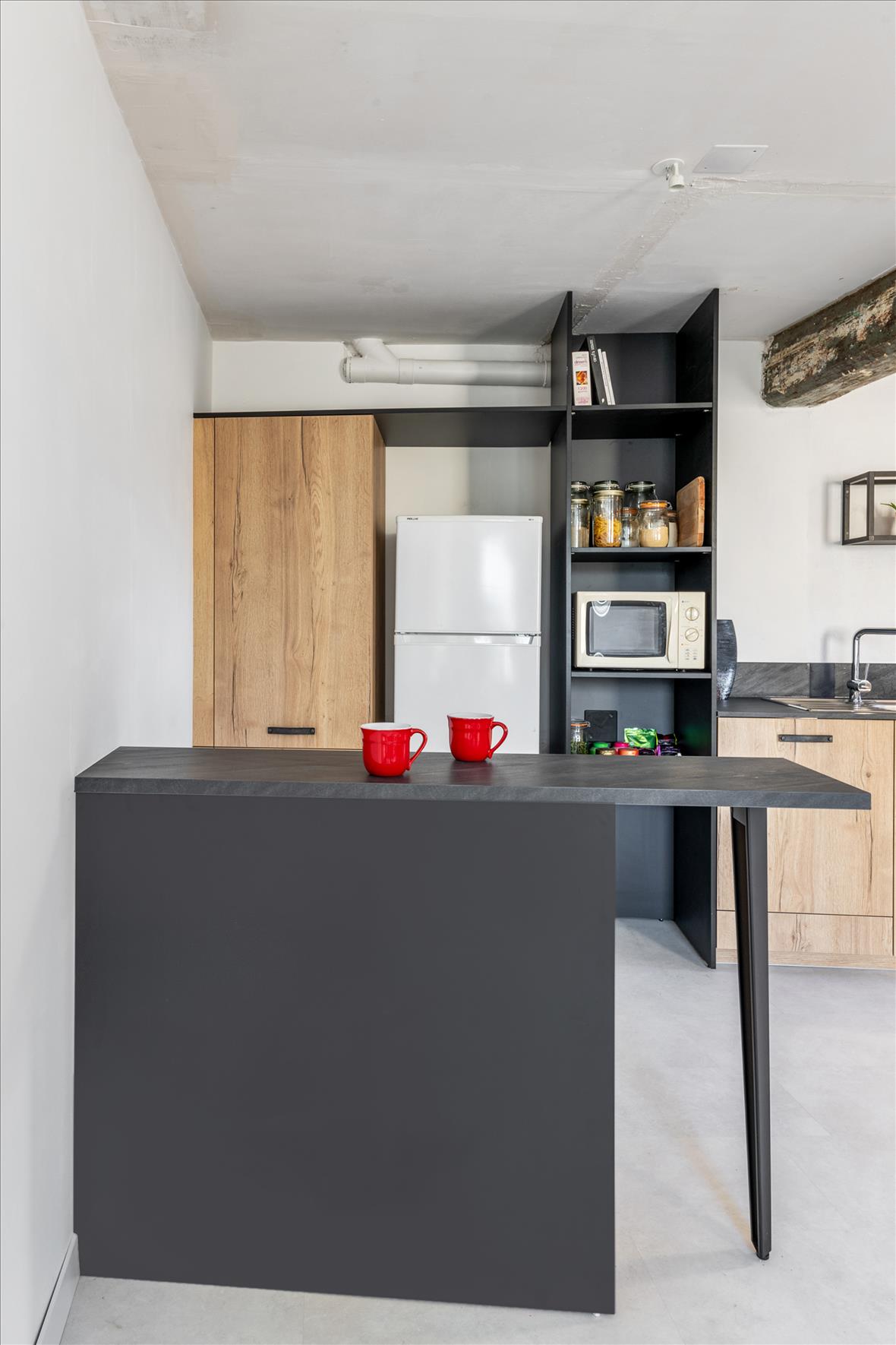 Contemporary black and wood kitchen | Raison Home - 7