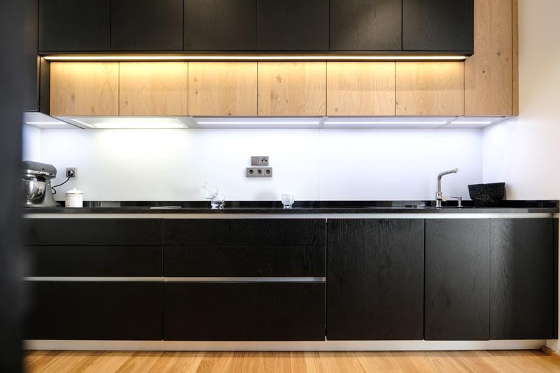 Cuisine ouverte de style moderne bois, noir et beige à Tours | Raison Home - 1