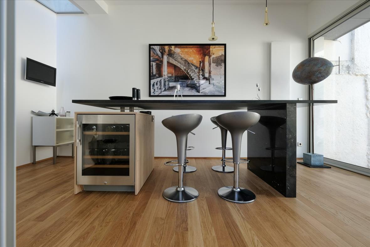 Cuisine ouverte de style moderne bois, noir et beige à Tours | Raison Home - 10