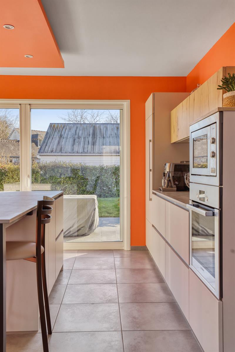 Cuisine ouverte de style moderne bois et beige à Blere 9