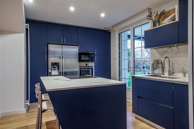 Cuisine fermée de style moderne bleu à St Avertin 1