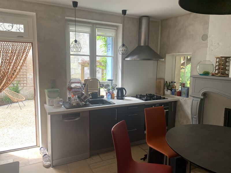 Cuisine de style moderne bois, noir et beige à Vernou-sur-Brenne | Raison Home - 9