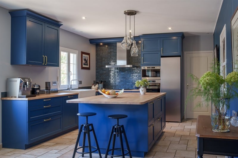 Cuisine ouverte de style campagne bleu à Dame Marie Les Bois | Raison Home - 1