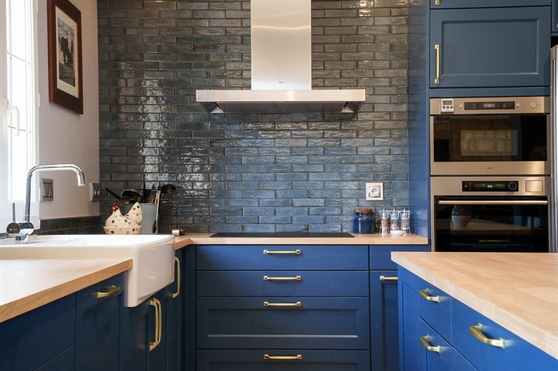 Cuisine ouverte de style campagne bleu à Dame Marie Les Bois | Raison Home - 2