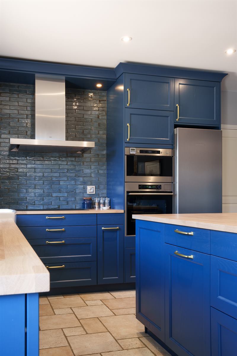 Cuisine ouverte de style campagne bleu à Dame Marie Les Bois | Raison Home - 3