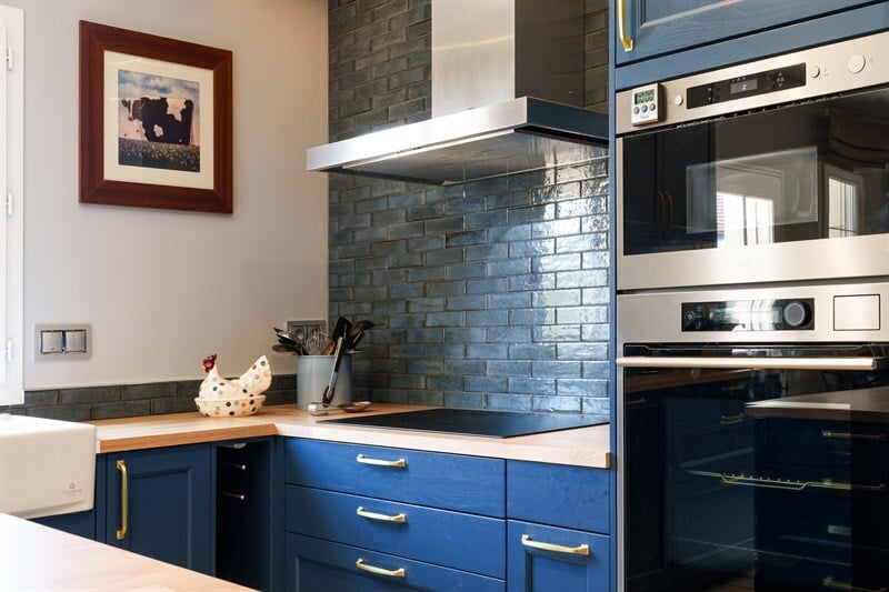 Cuisine ouverte de style campagne bleu à Dame Marie Les Bois | Raison Home - 5