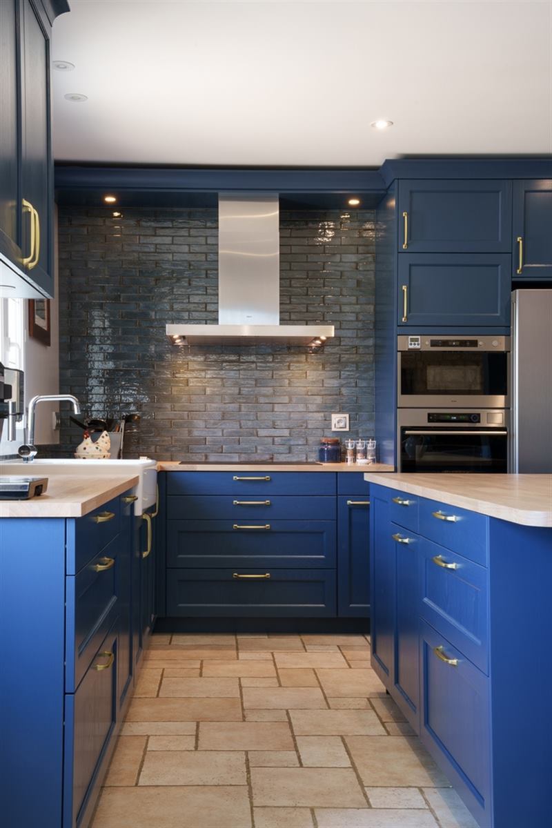Cuisine ouverte de style campagne bleu à Dame Marie Les Bois | Raison Home - 6