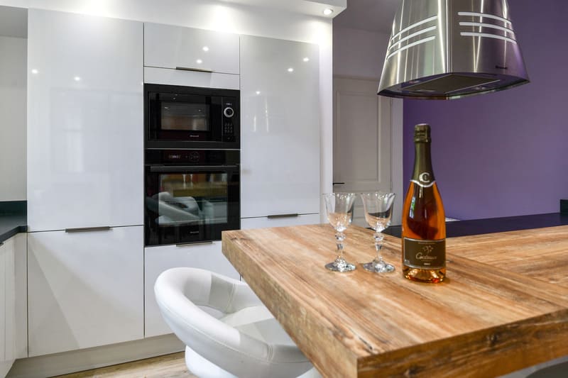 Cuisine contemporaine blanche et violet à Tours | Raison Home - 8