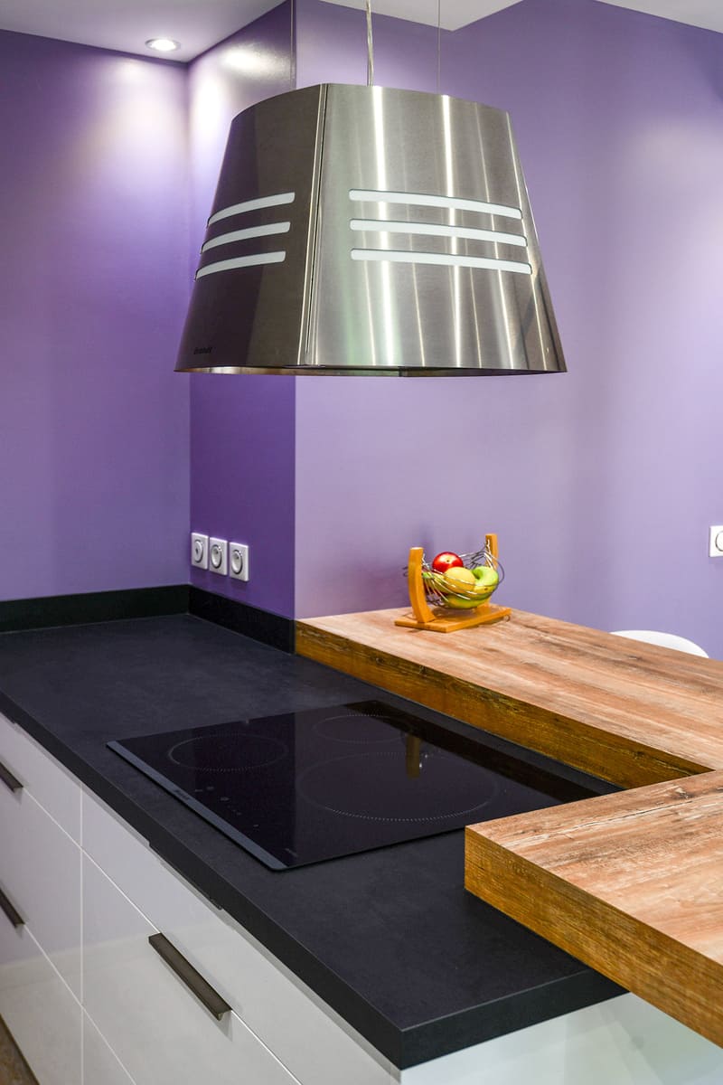 Cuisine contemporaine blanche et violet à Tours | Raison Home - 10