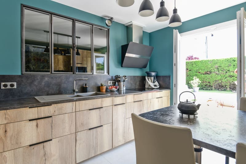 Cuisine contemporaine bois et turquoise à Tours | Raison Home - 1