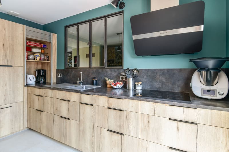 Cuisine contemporaine bois et turquoise à Tours | Raison Home - 2