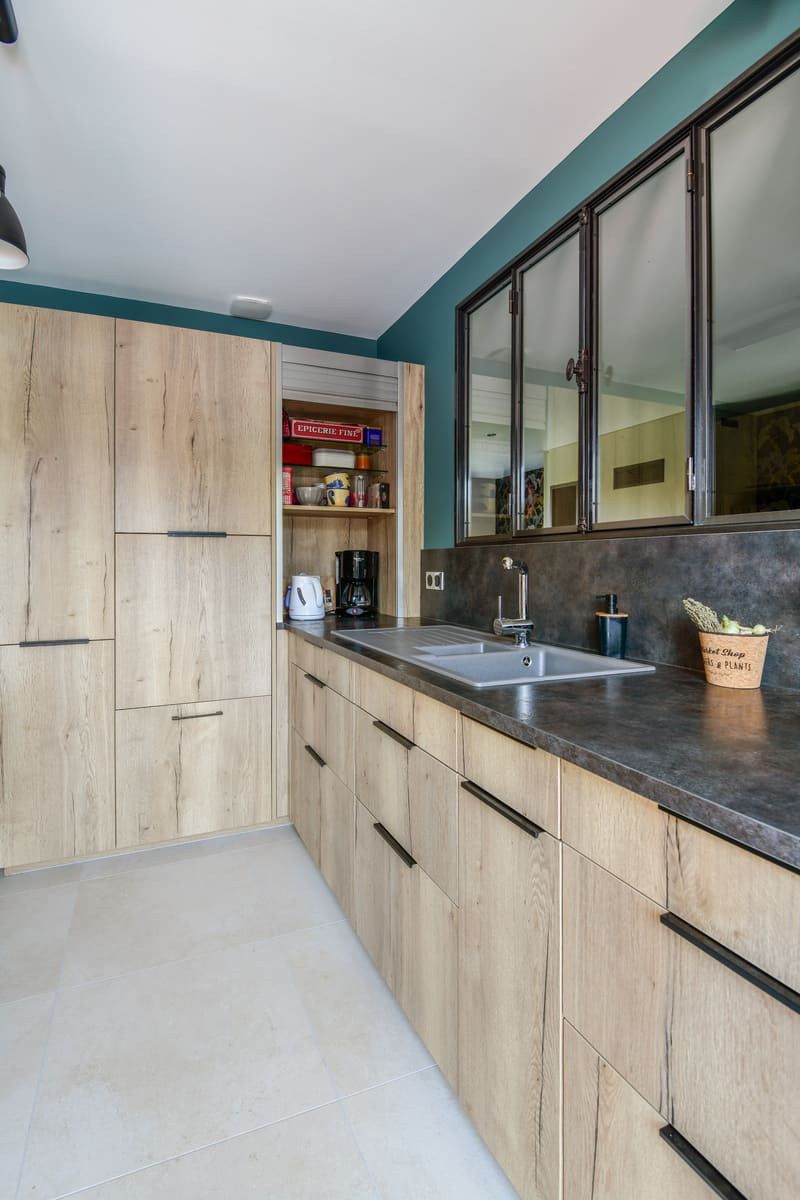 Cuisine contemporaine bois et turquoise à Tours | Raison Home - 3